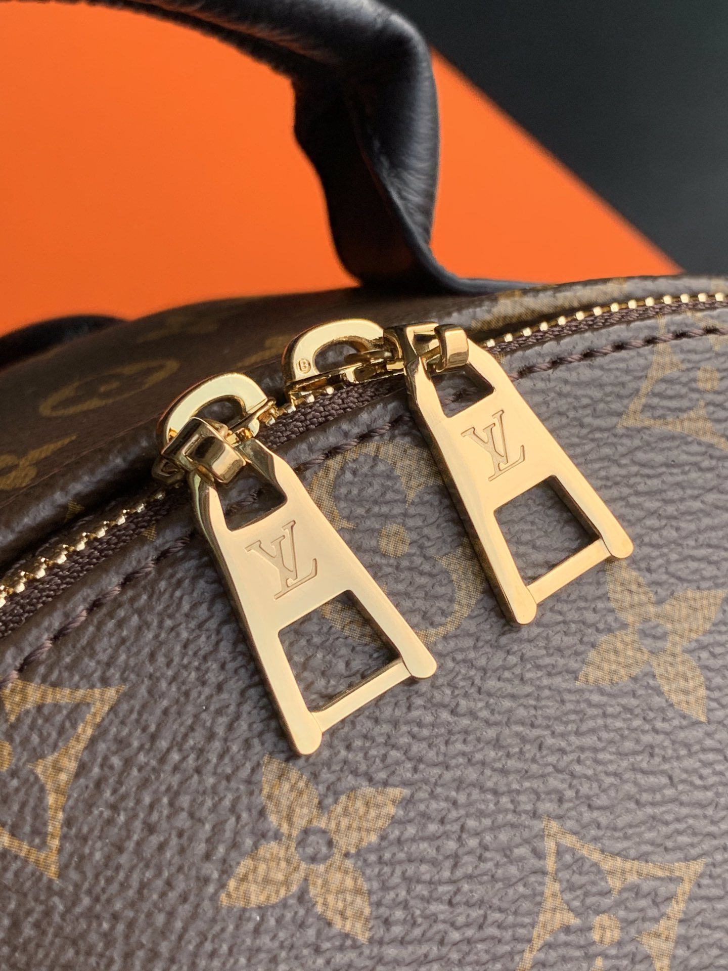 l0*is V*t0n mm backpack-28*33*16cm