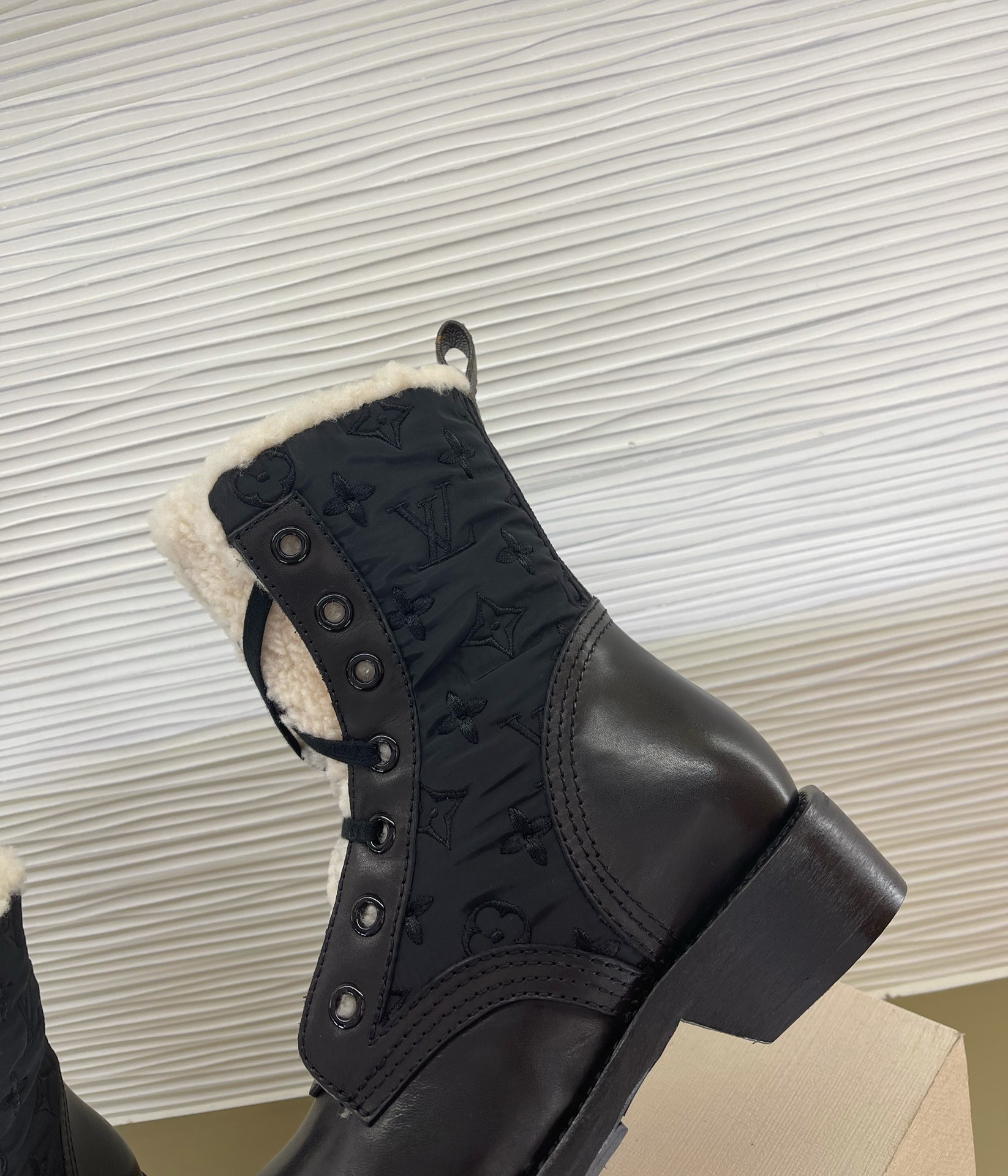 l0*is V*t0n boots