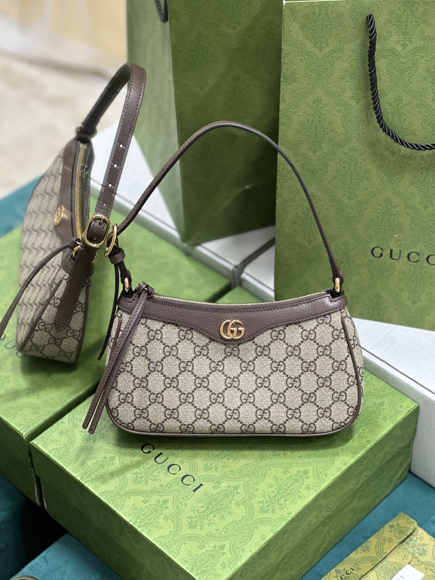 G*u*i chain bag-25*15*6cm