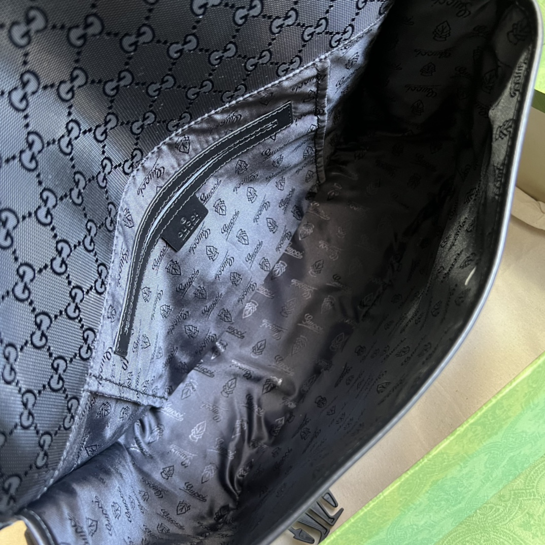 G*u*i messenger bag-33x 22x 11cm
