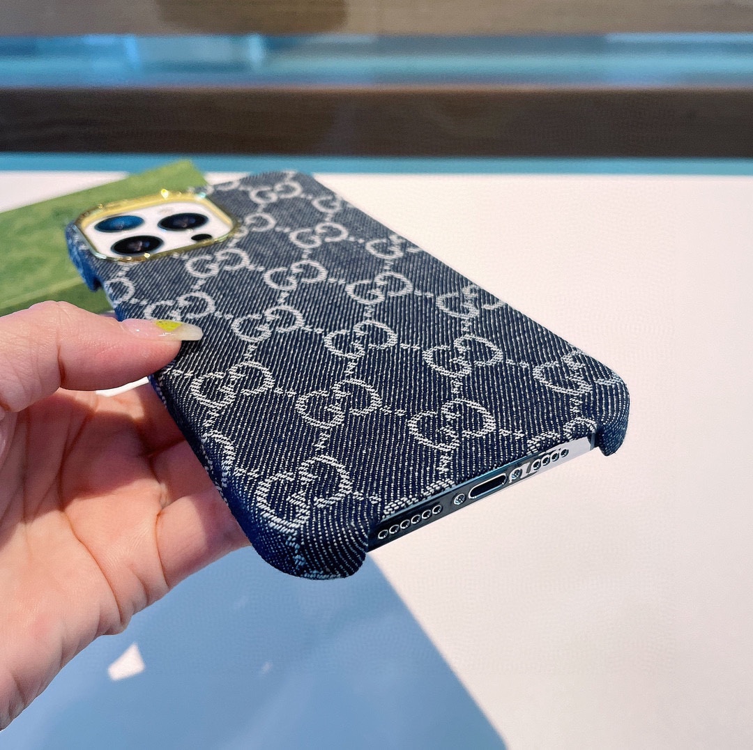 G*u*i phone case