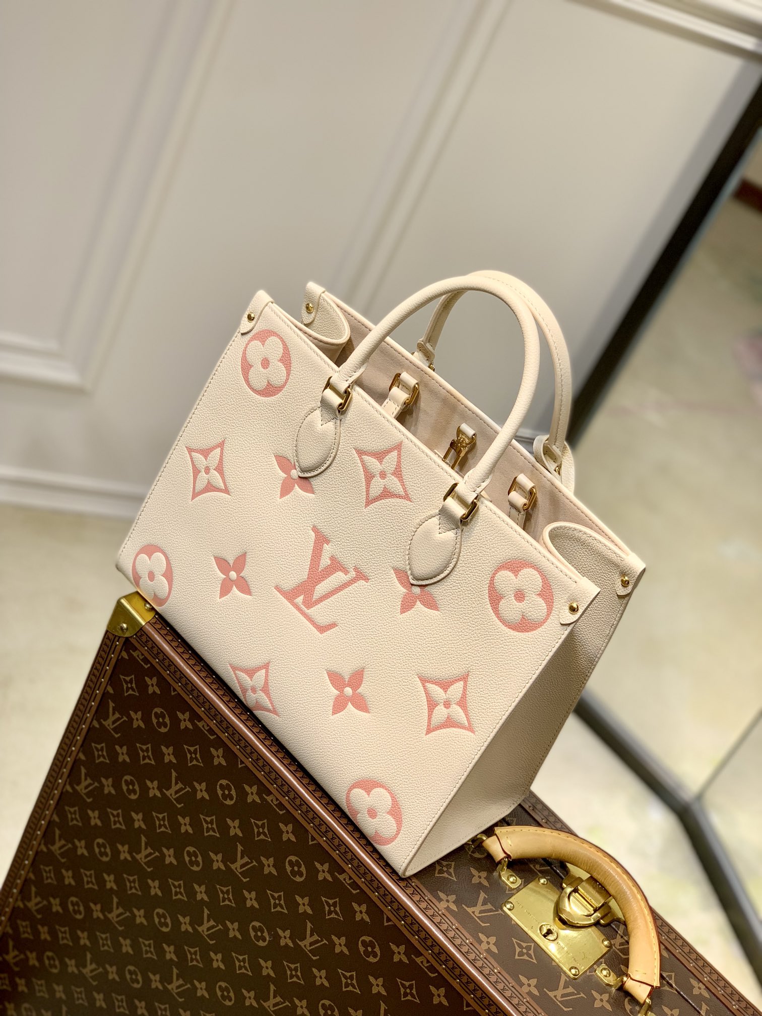 l0*is V*t0n x ykonthego handbag-35 x 27 x 14 cm