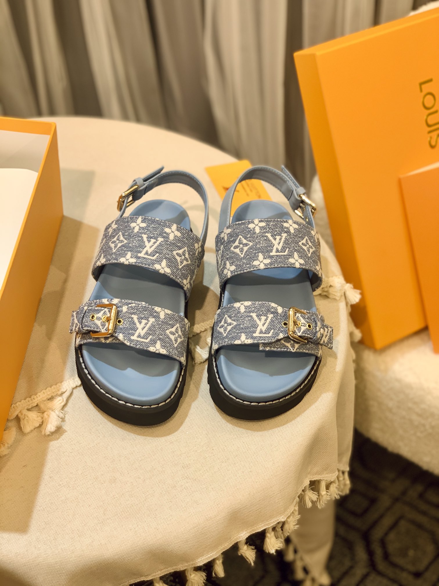 l0*is V*t0n sandals