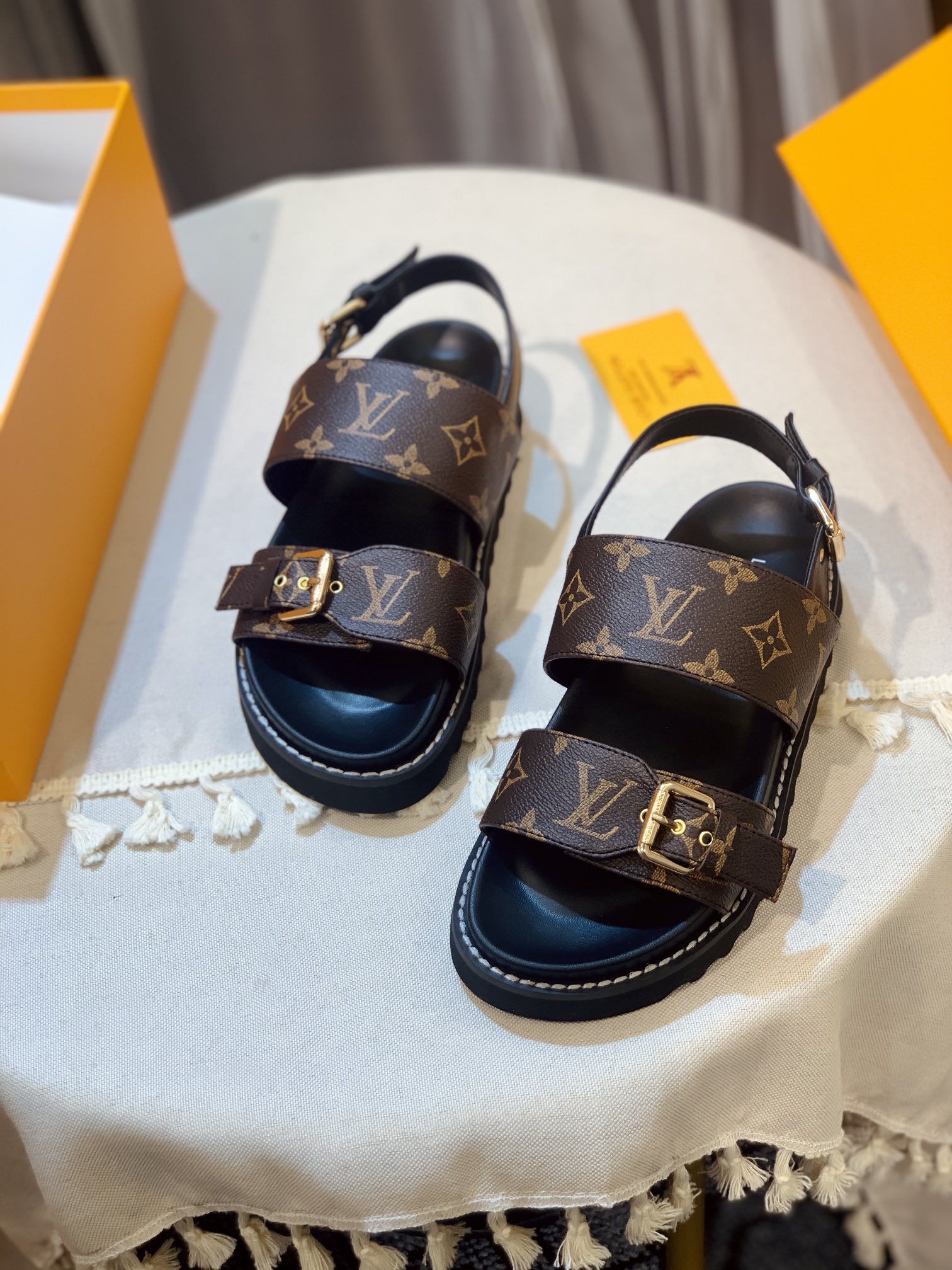 l0*is V*t0n sandals