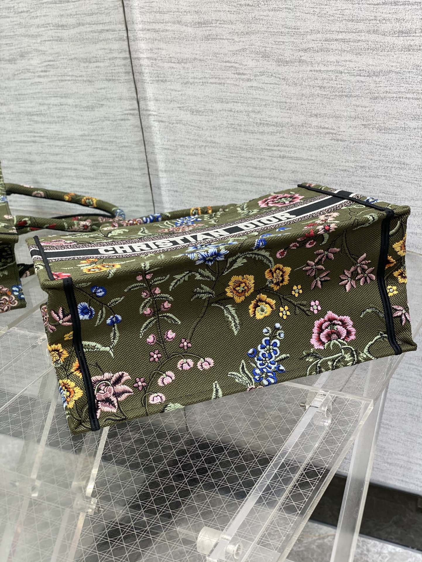 D*or book tote