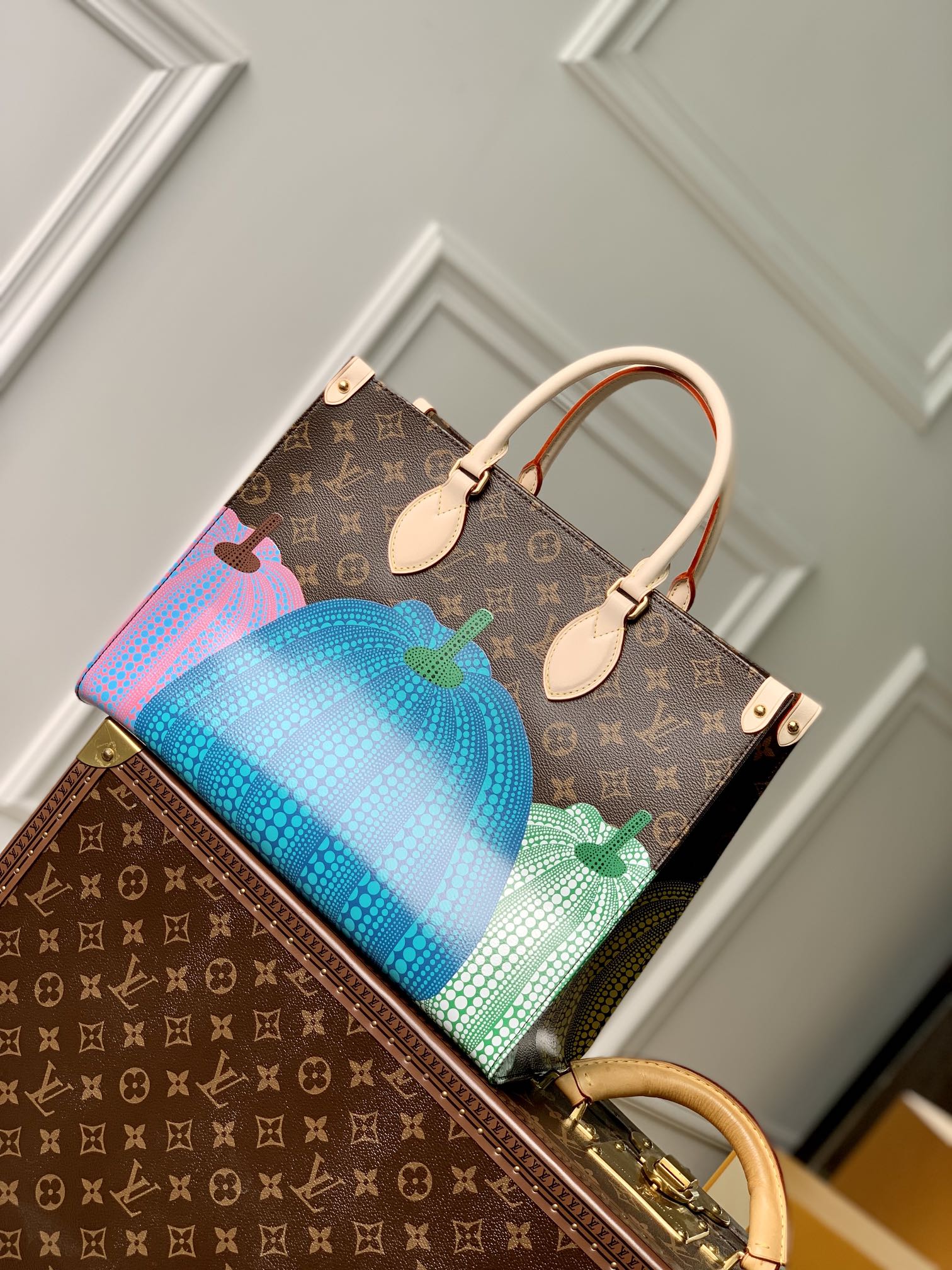 l0*is V*t0n x ykonthego handbag-35 x 27 x 14 cm
