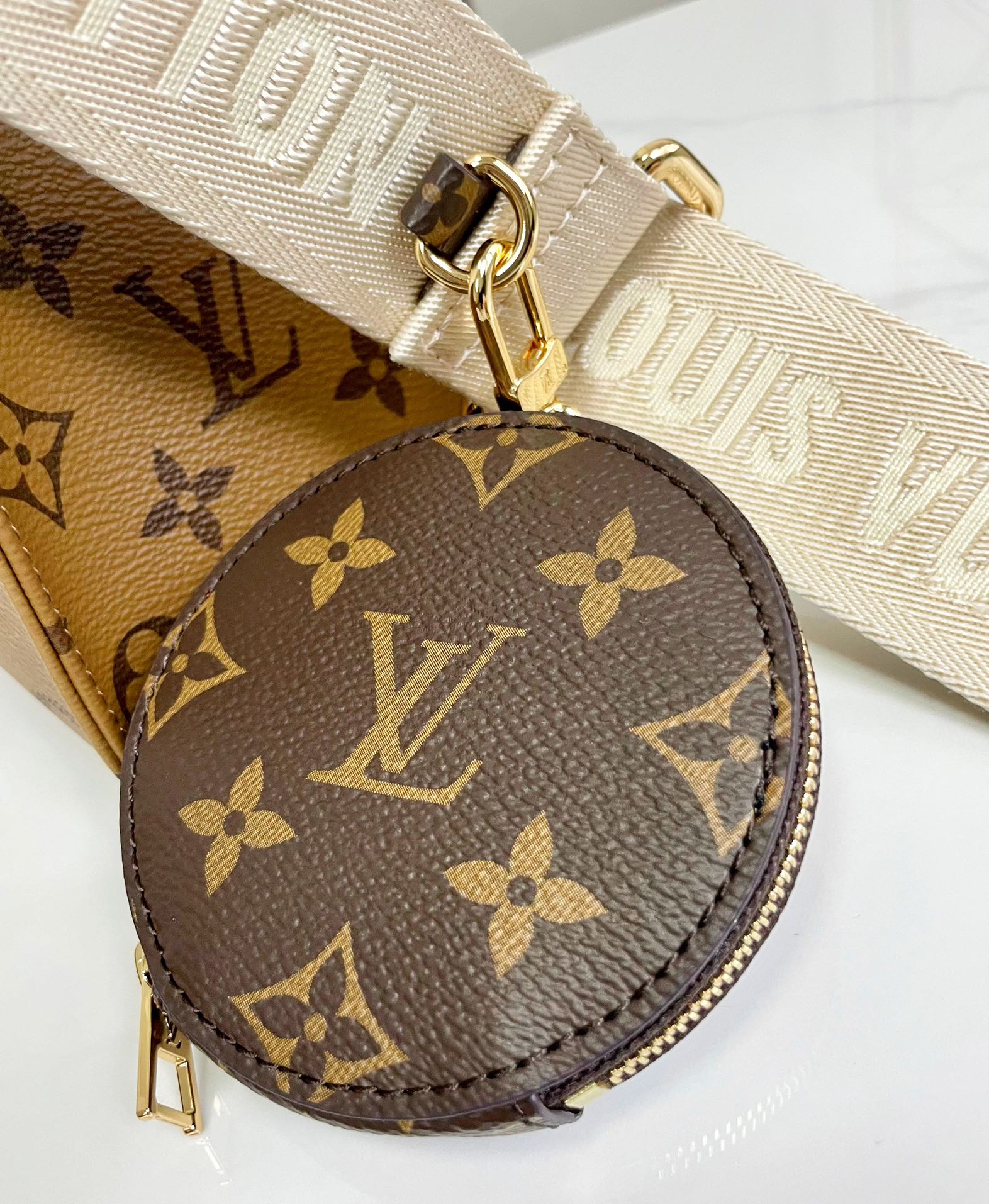 l0*is V*t0n onthego handbag-25*19*11.5 cm