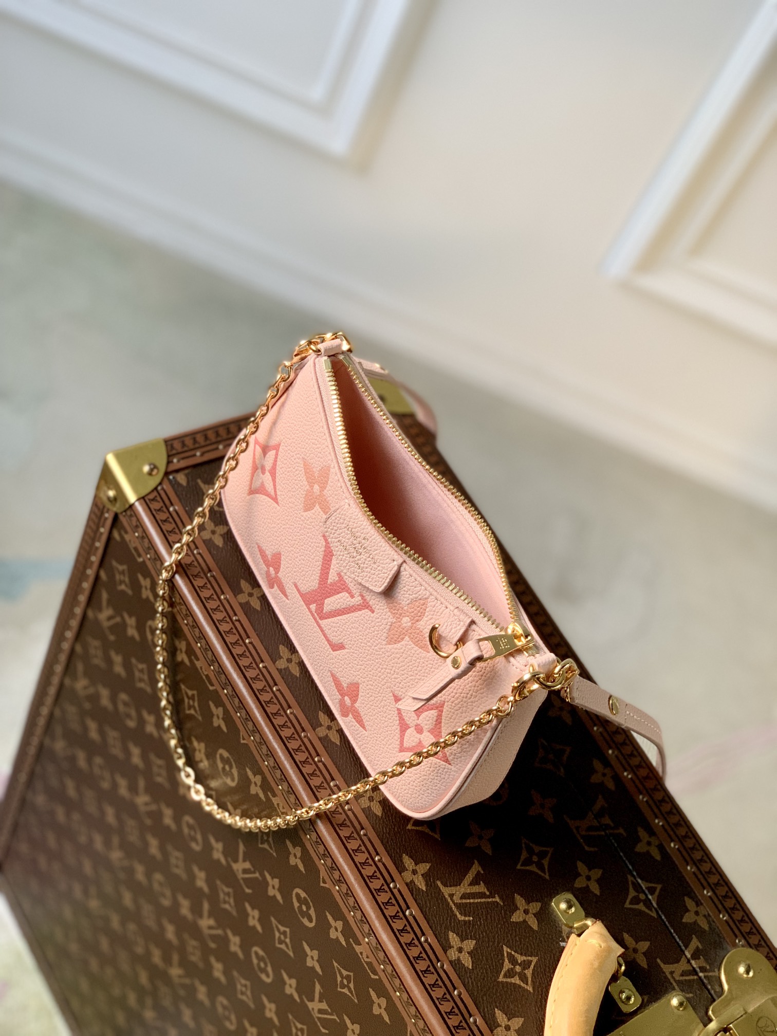 l0*is V*t0n easy pouch on strap-19x11.5x3cm