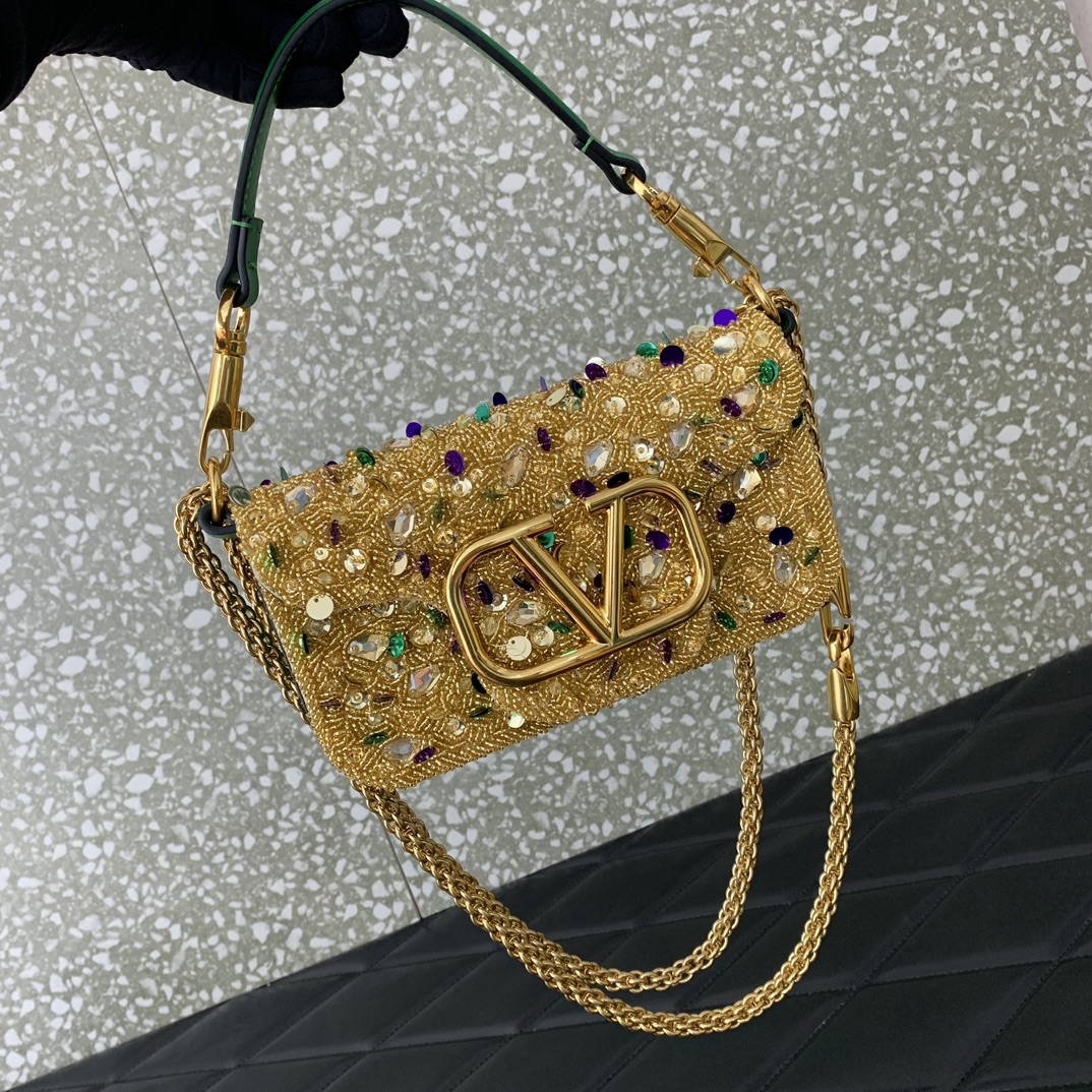 Va1e*ntin0 garavani mini loc-19✖️10.5✖️5cm