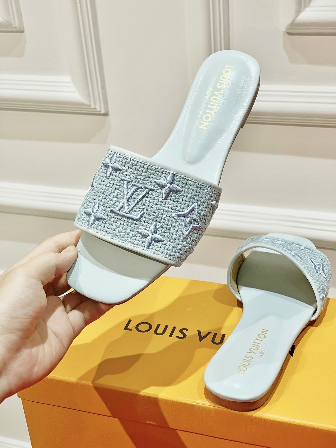 l0*is V*t0n slippers