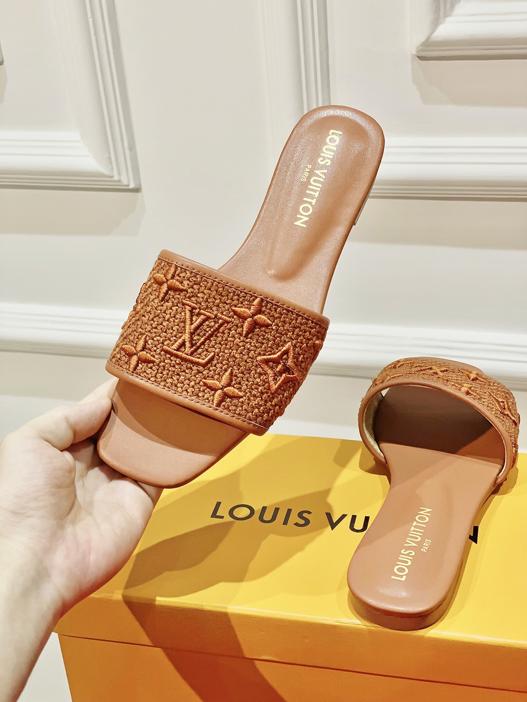 l0*is V*t0n slippers