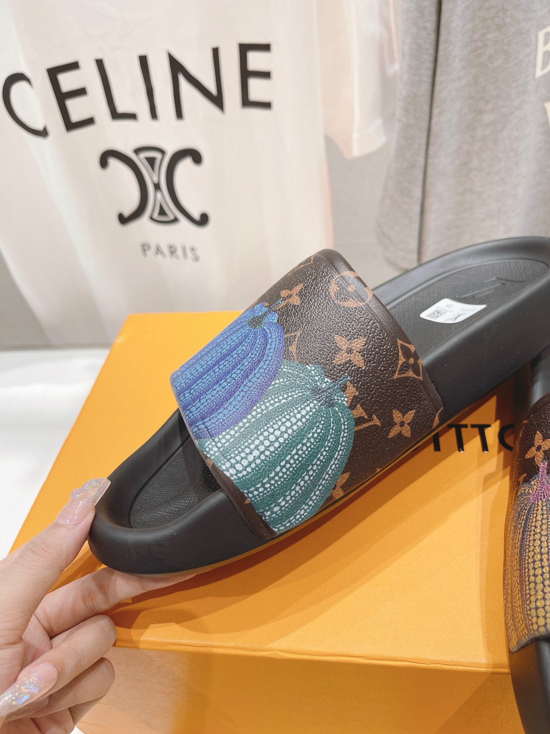 l0*is V*t0n slippers