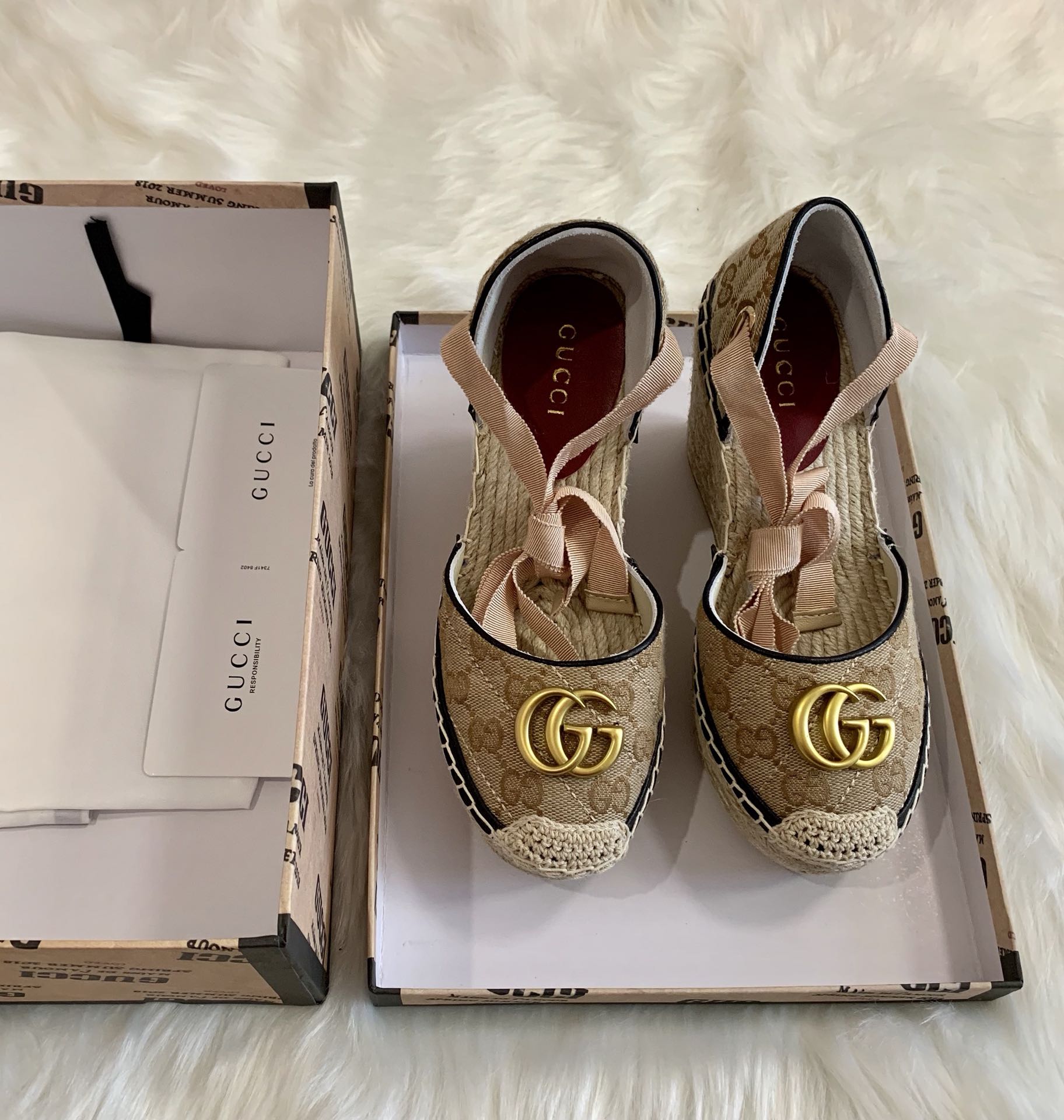 G*u*i sandals