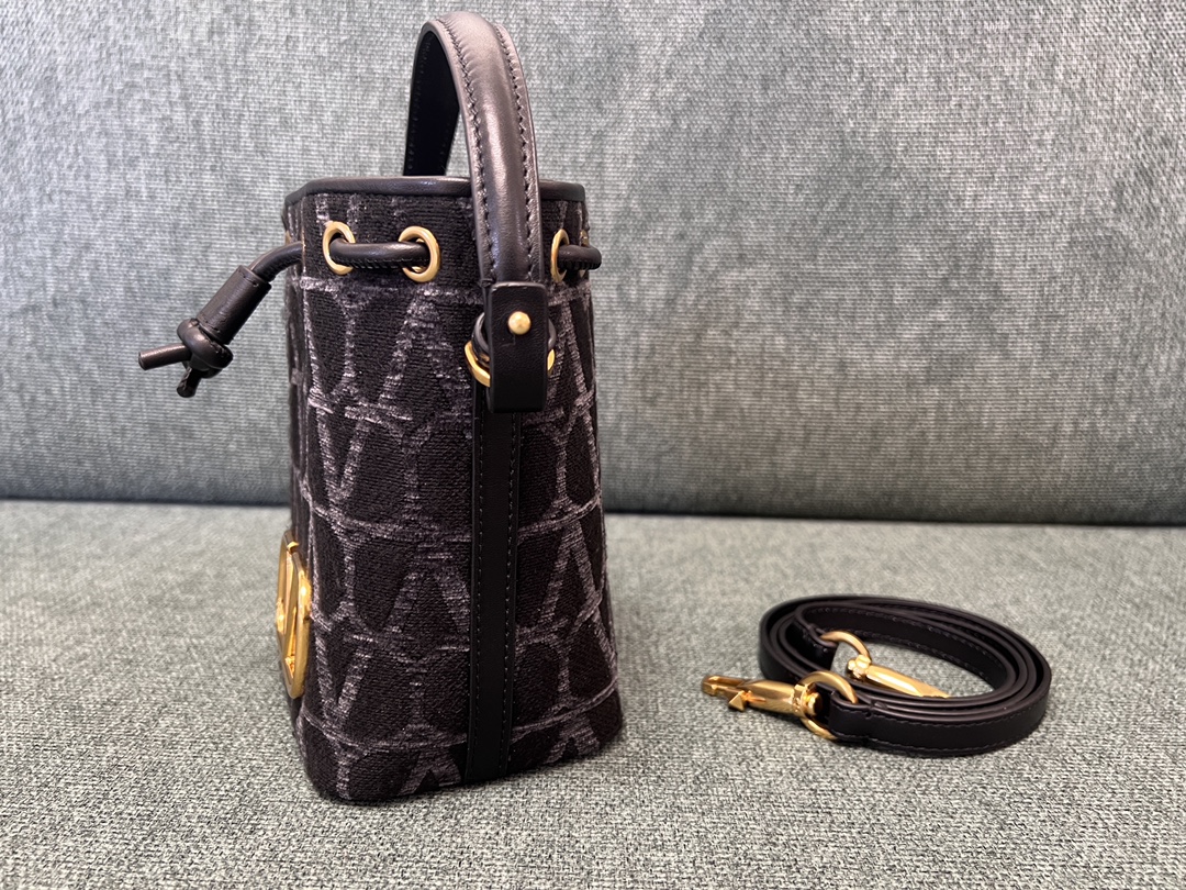 Va1e*ntin0 garavanivlogo signature bag-12*18*10cm
