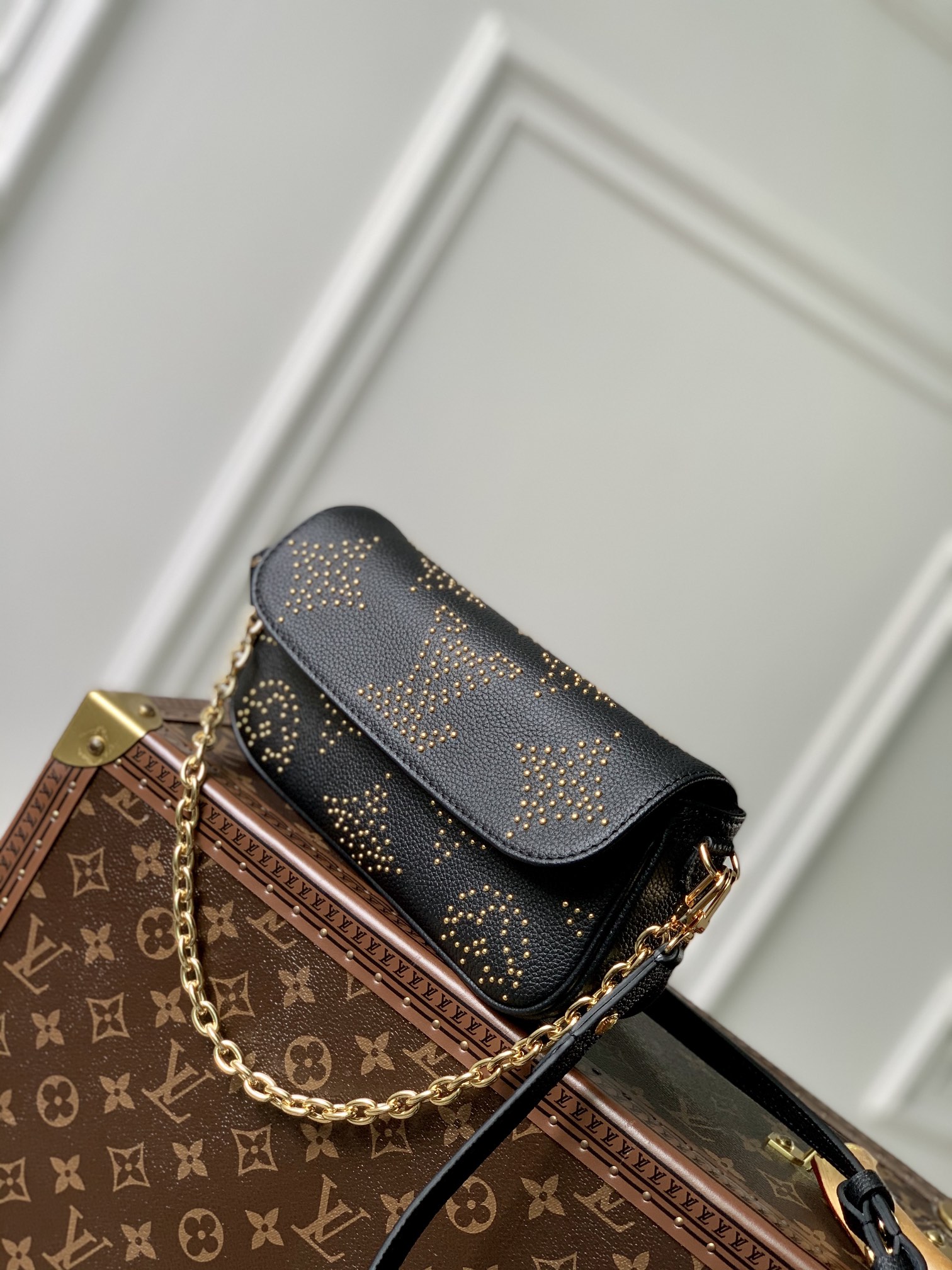 l0*is V*t0n wallet on chain ivy-23.5 x 12.0 x 4.3 cm