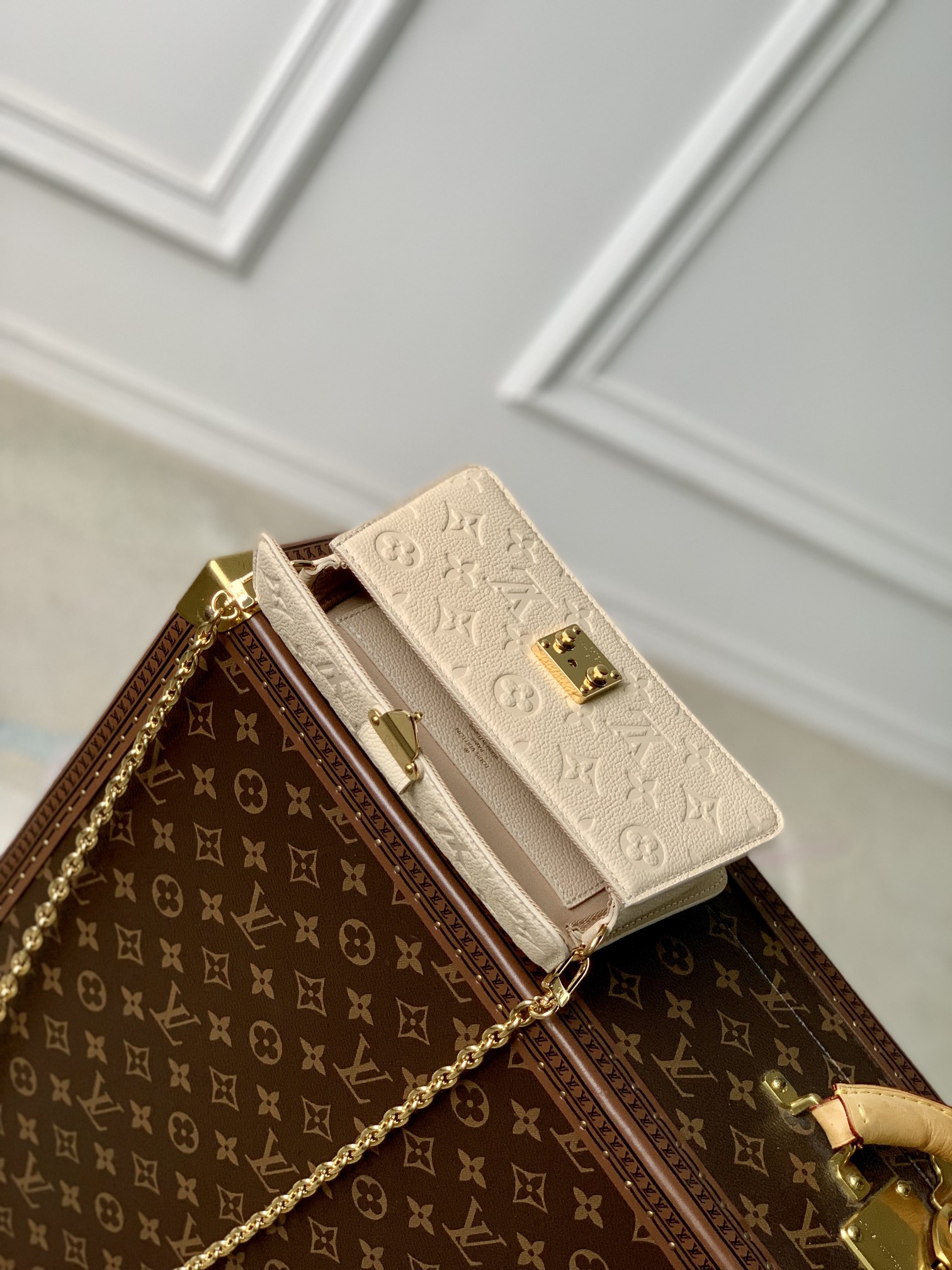 l0*is V*t0n wallet on chain-22 x 15 x 5.5cm