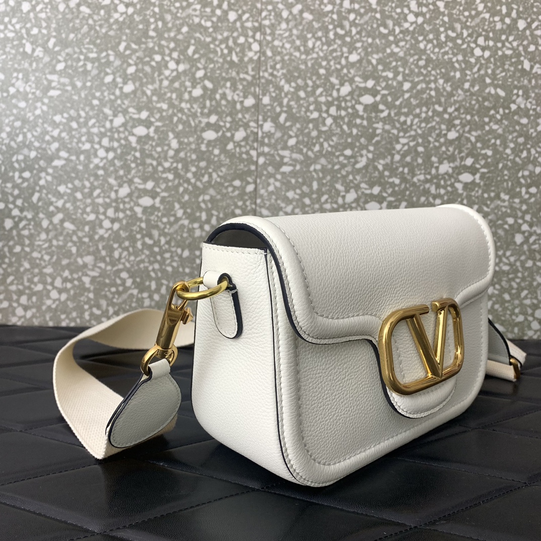 Va1e*ntin0 garavani allnite bag-23.5✖️18✖️8cm
