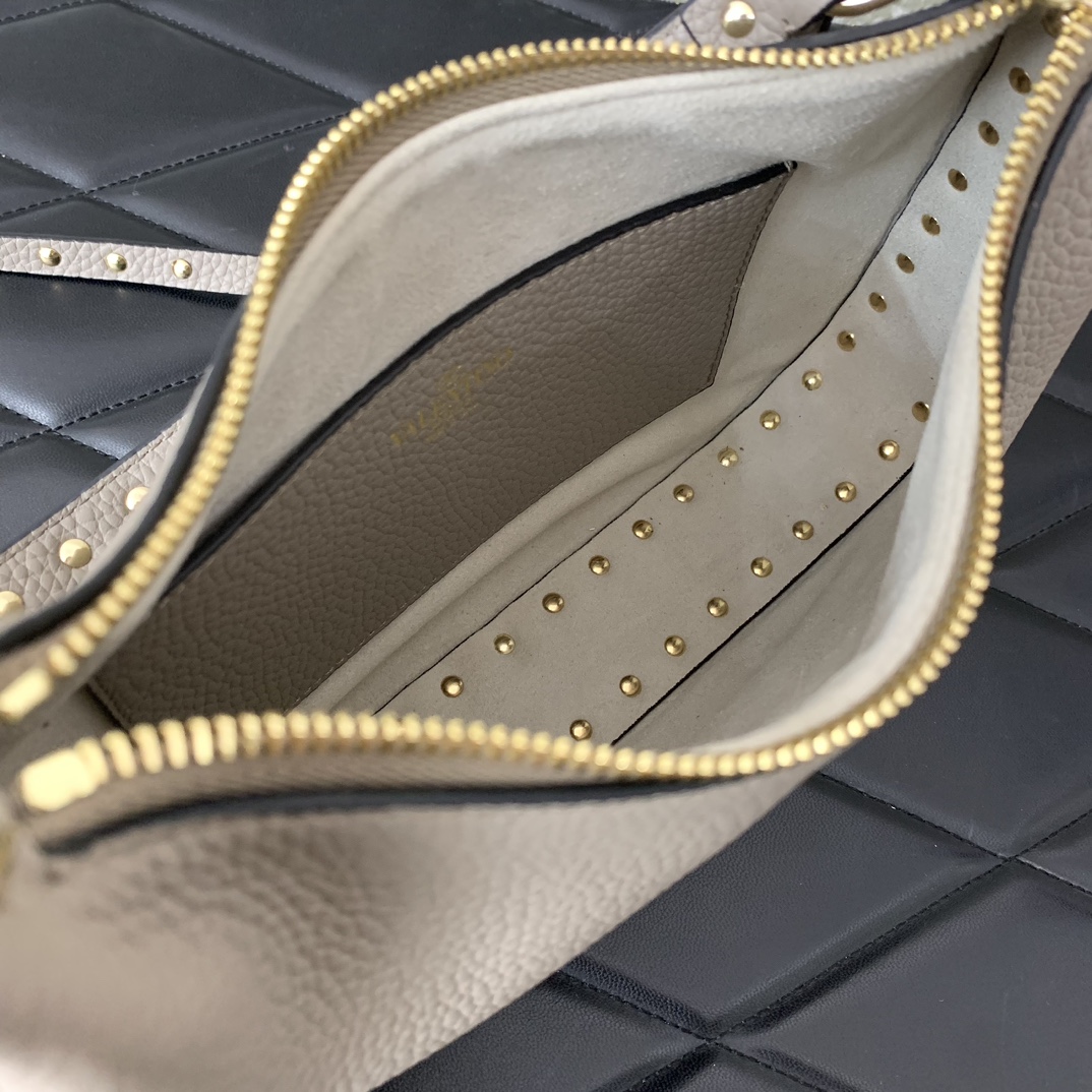 Va1e*ntin0 garavani rockstud hobo bag-6✖️4✖️16cm