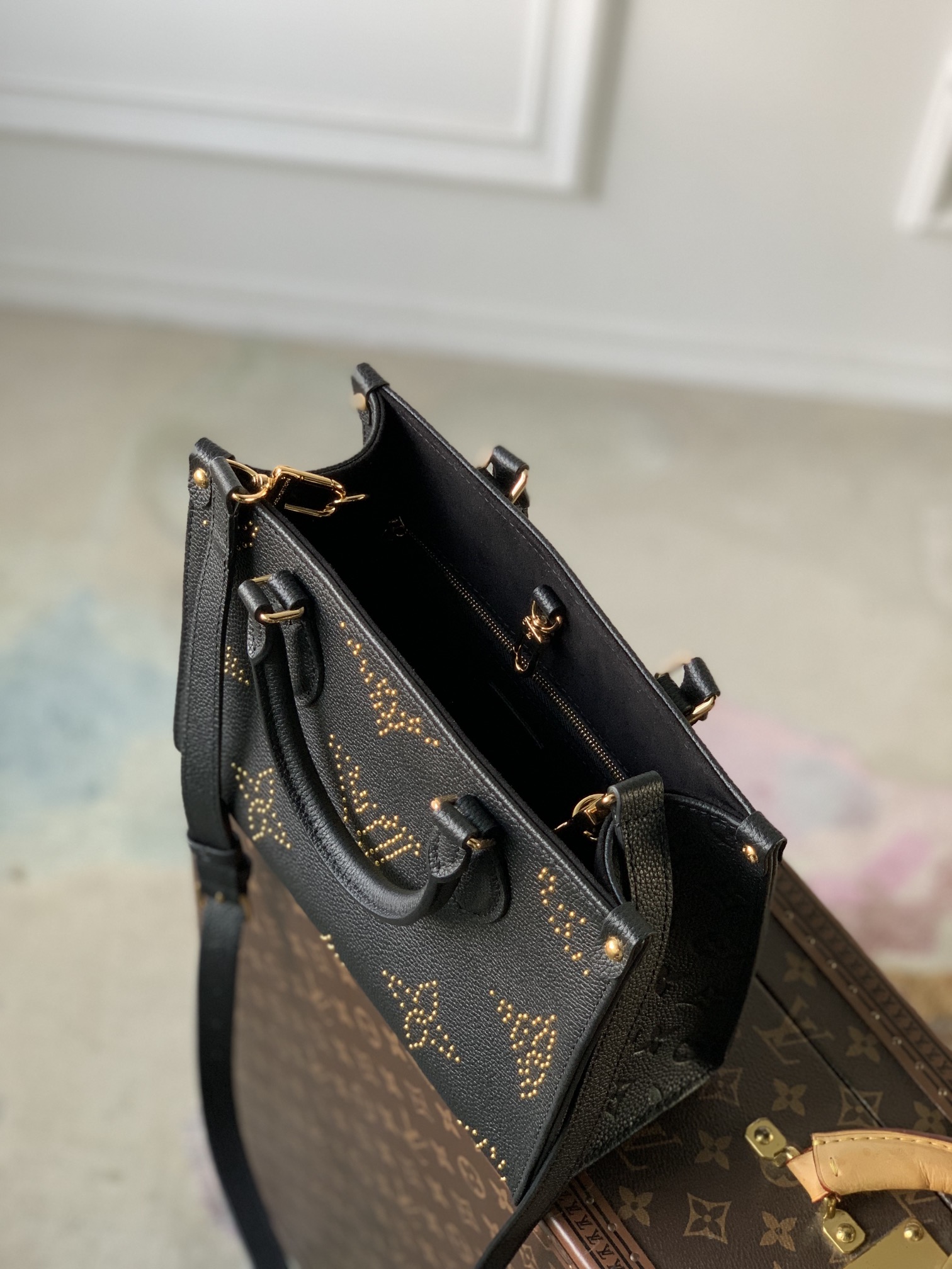 l0*is V*t0n onthego handbag-25*19*11.5 cm