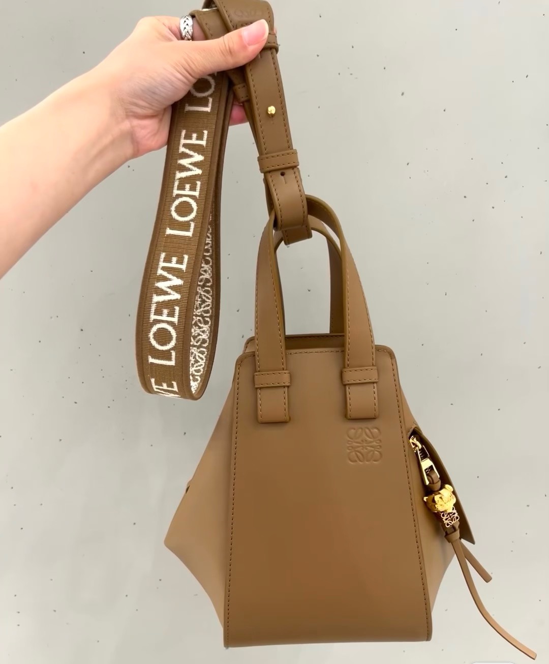 L0ew* hammock bag-19.5*14.4*20.8cm