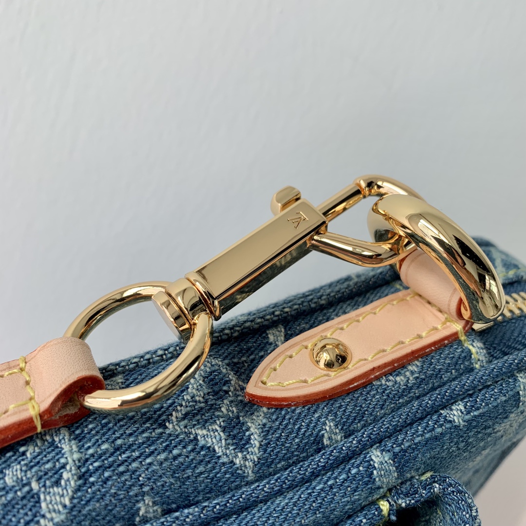 l0*is V*t0n fairfax pochette bag-14 x 18 x 2.7cm