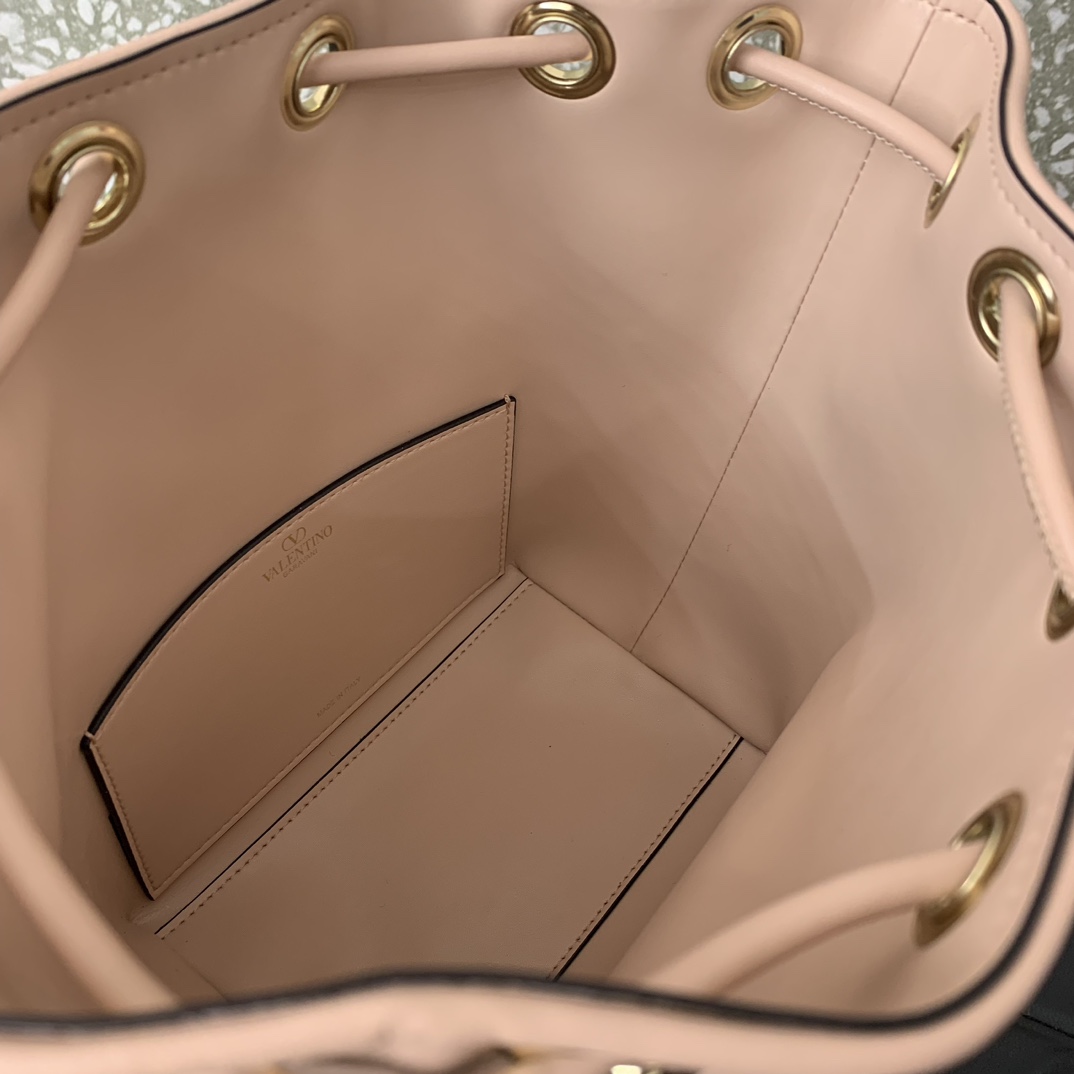 Va1e*ntin0 alentino garavani loco bag-16*19*11cm