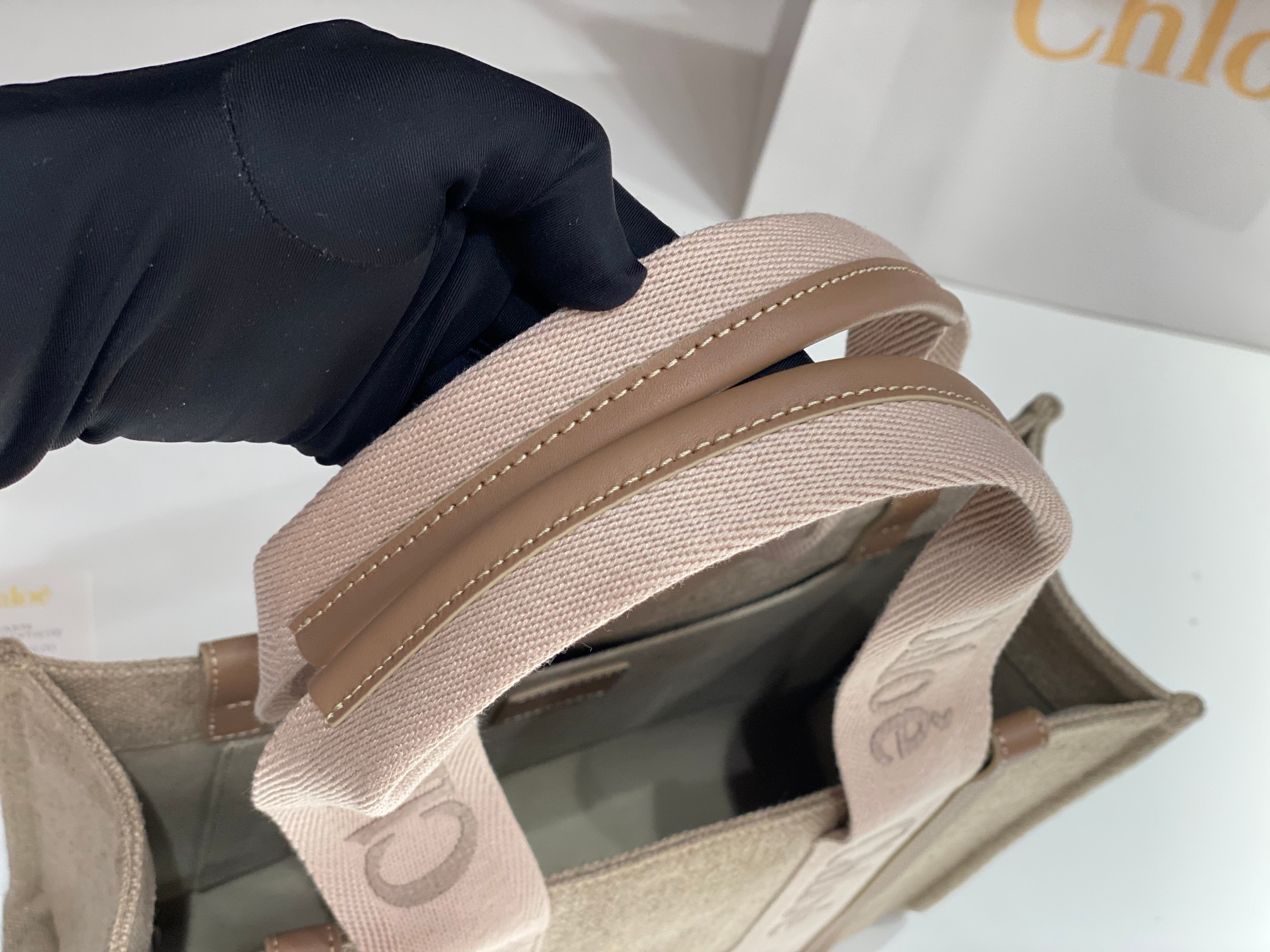 Ch10e woody tote bag
