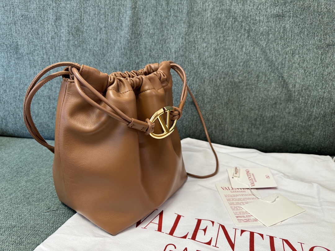 Va1e*ntin0 garavani vlogo pouf bag-23x19x14cm