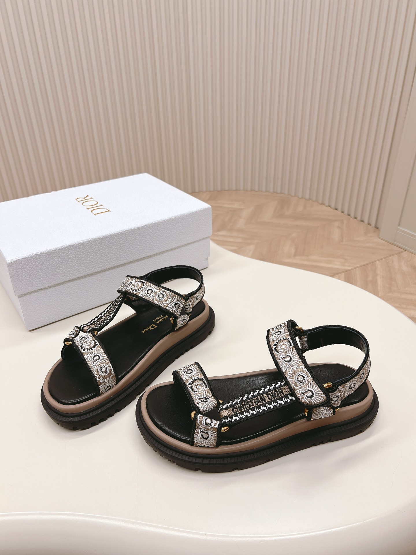 D*or sandals