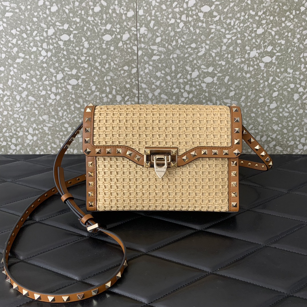 Va1e*ntin0 rockstud shoulder bag in woven raffia-22.5*15.5*6cm