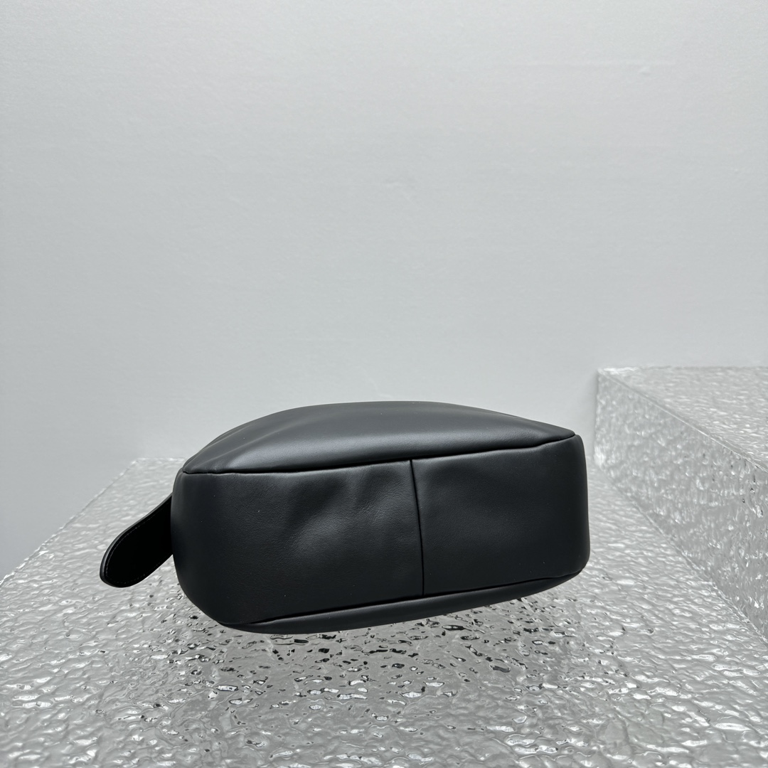 M*um*u black leather hobo bag-27*8*20cm