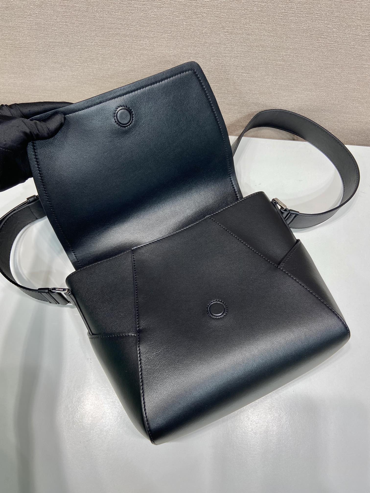 Pra*a 2vd069 messenger bag-22*22*12cm