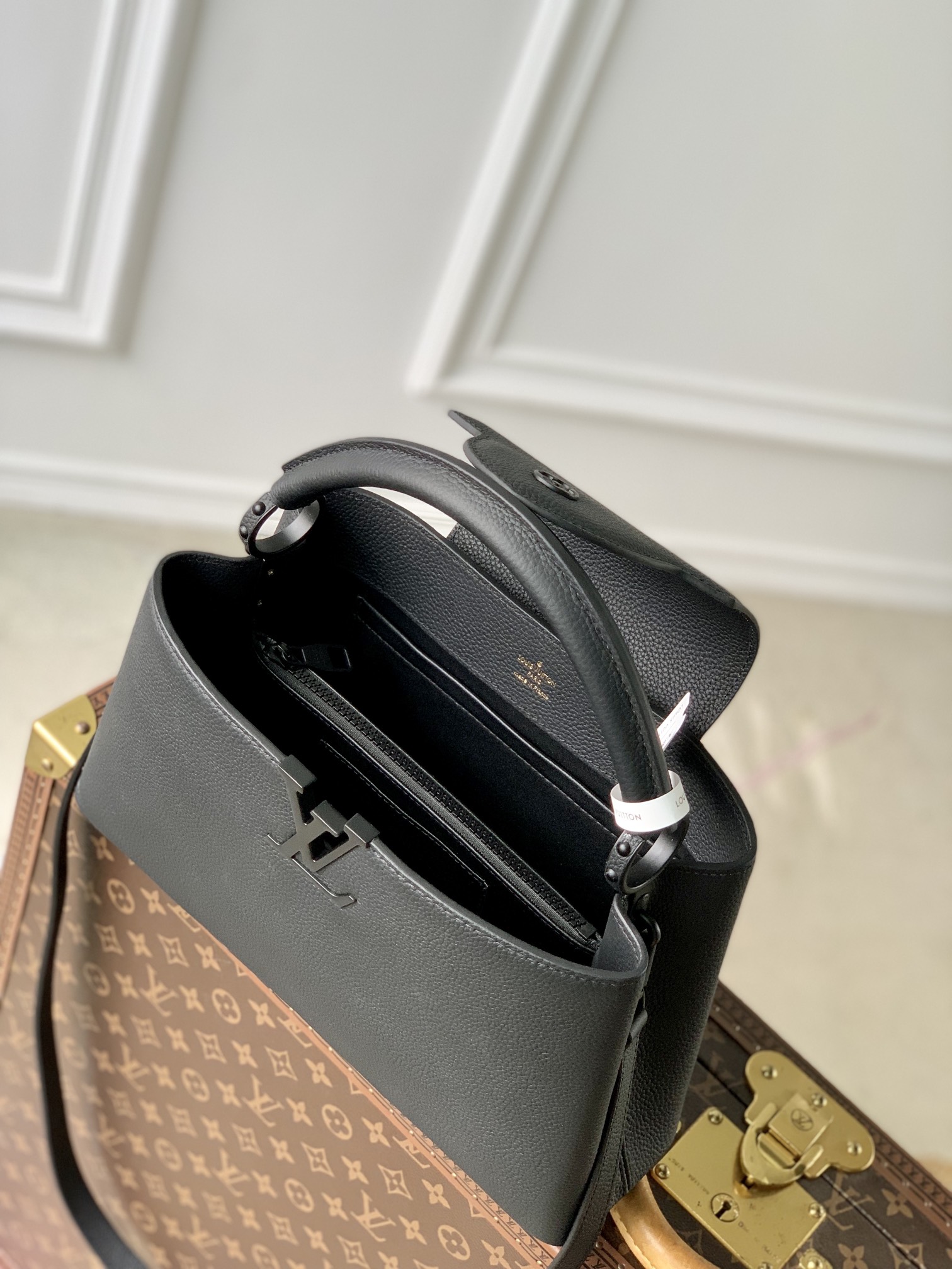 l0*is V*t0n capucines handlebag