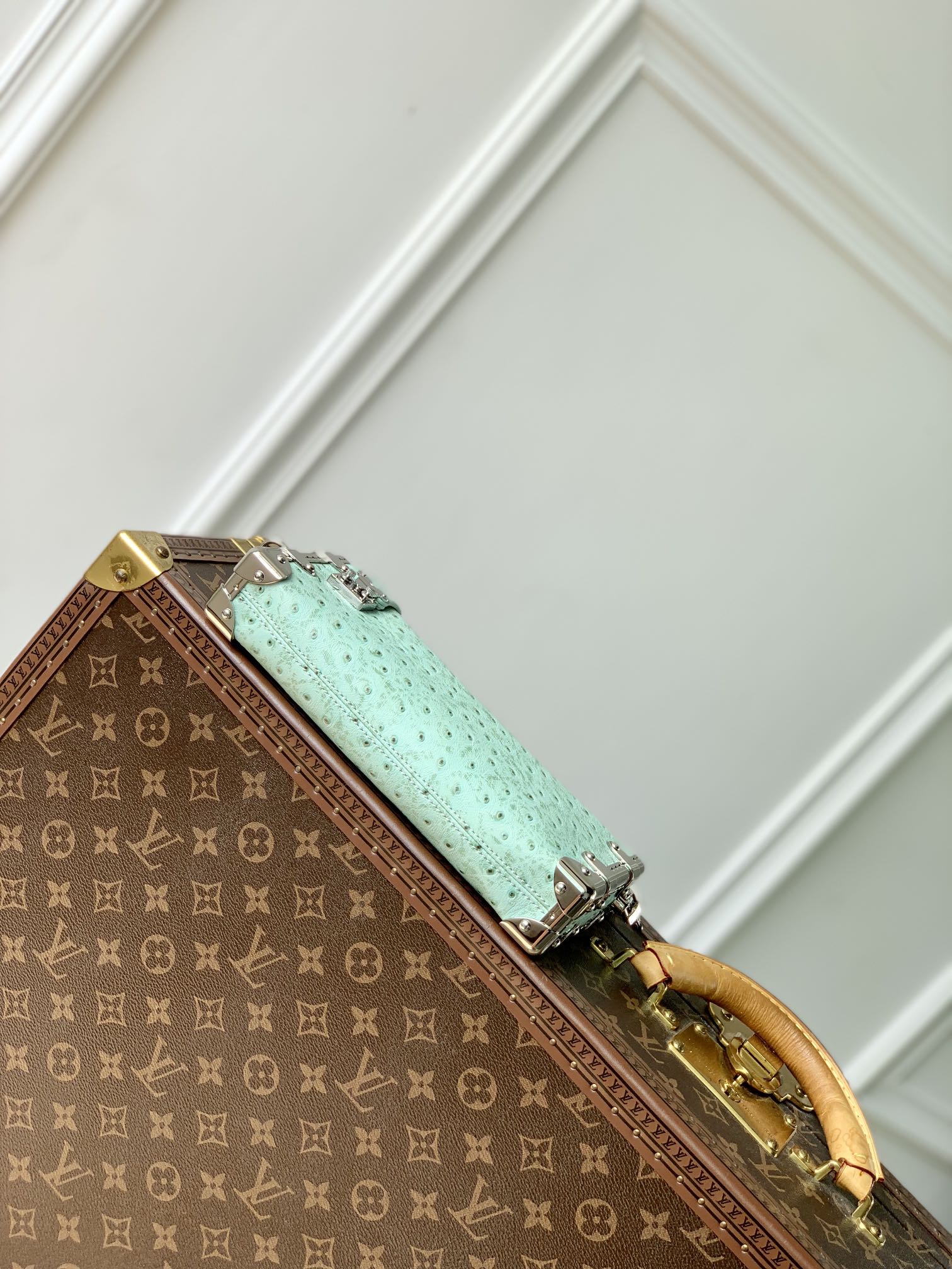 l0*is V*t0n slim trunk--m25445-23 x 12 x 4cm
