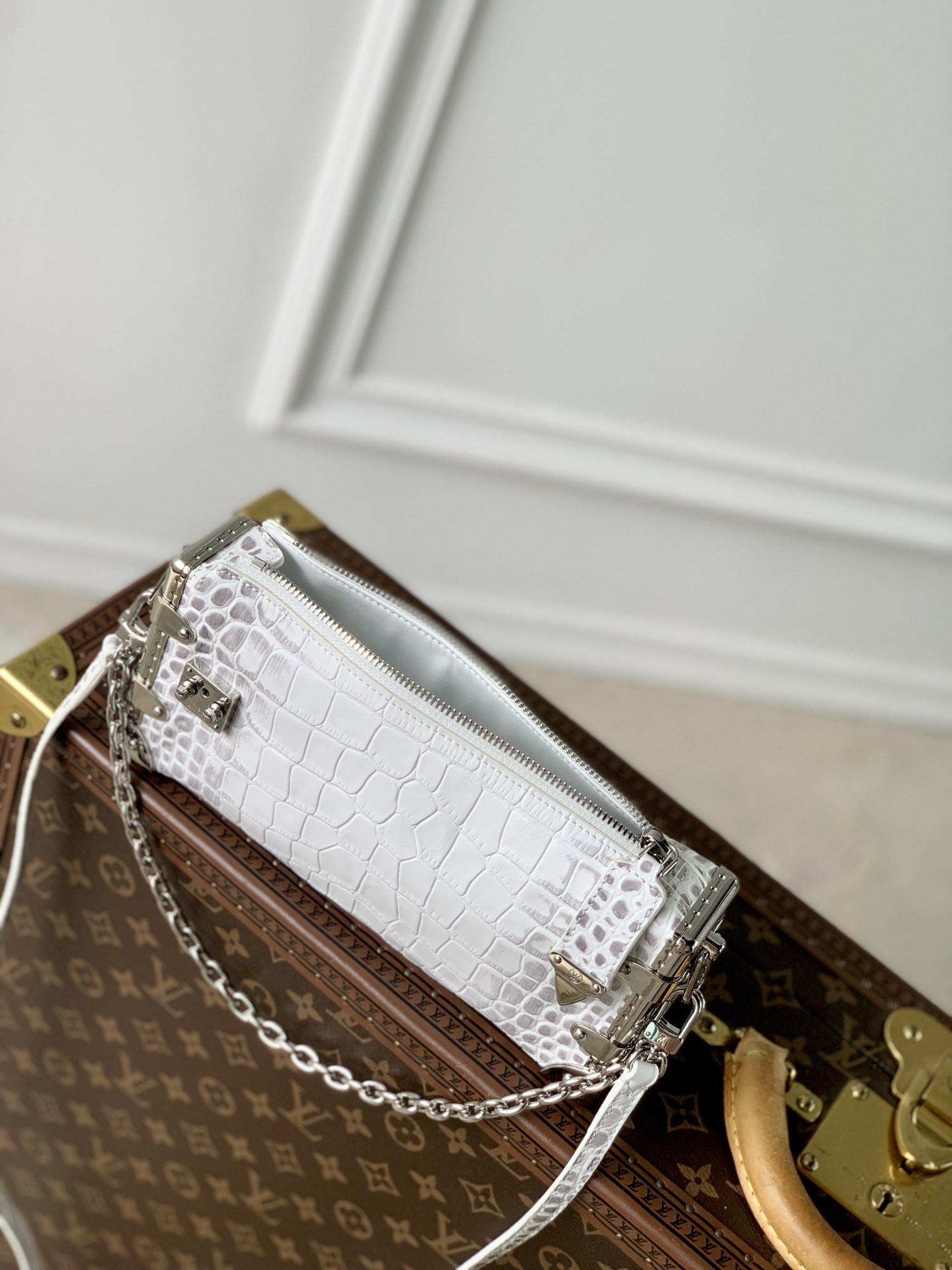 l0*is V*t0n slim trunk--m25445-23 x 12 x 4cm