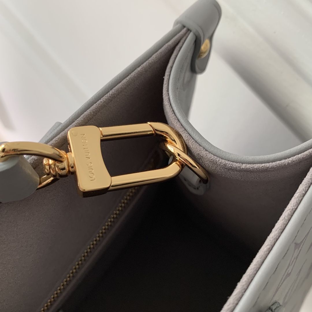 l0*is V*t0n onthego handbag-25*19*11.5 cm