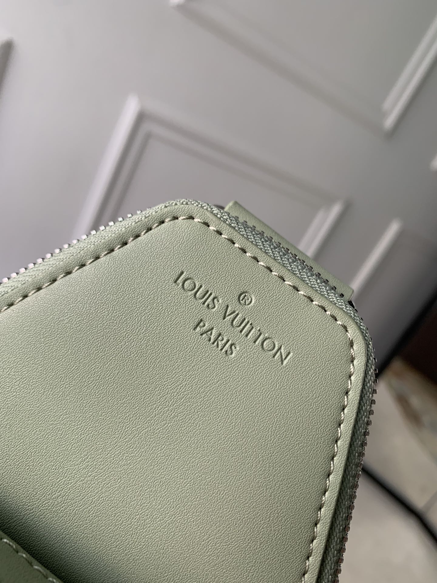 l0*is V*t0n slingbag pm -m11702-20×31×10cm