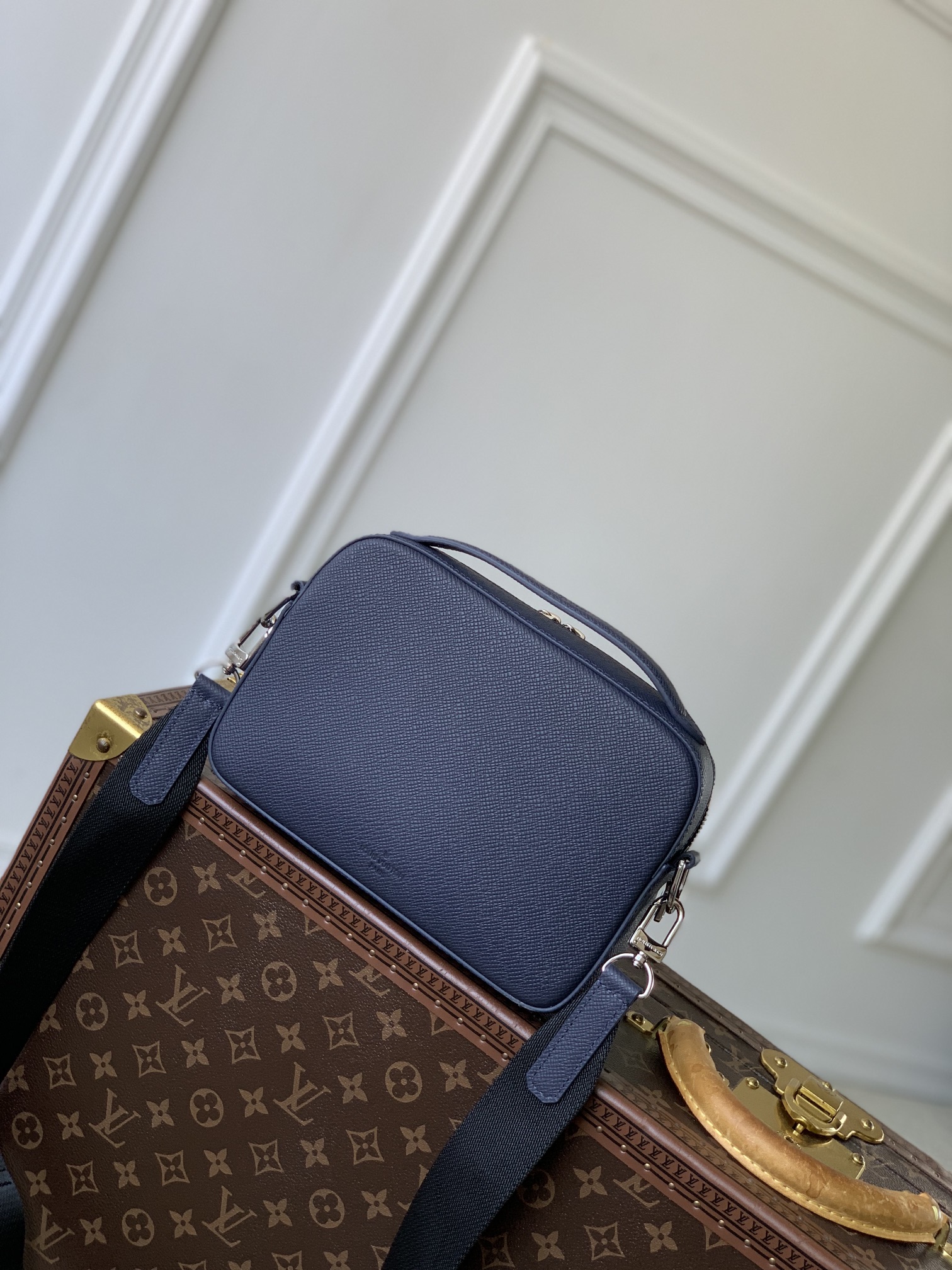 l0*is V*t0n avenue bag-22.5 x 15.5 x 7.5cm