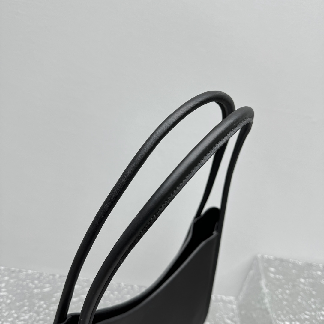 The R0w hobo bag-30*30*8cm