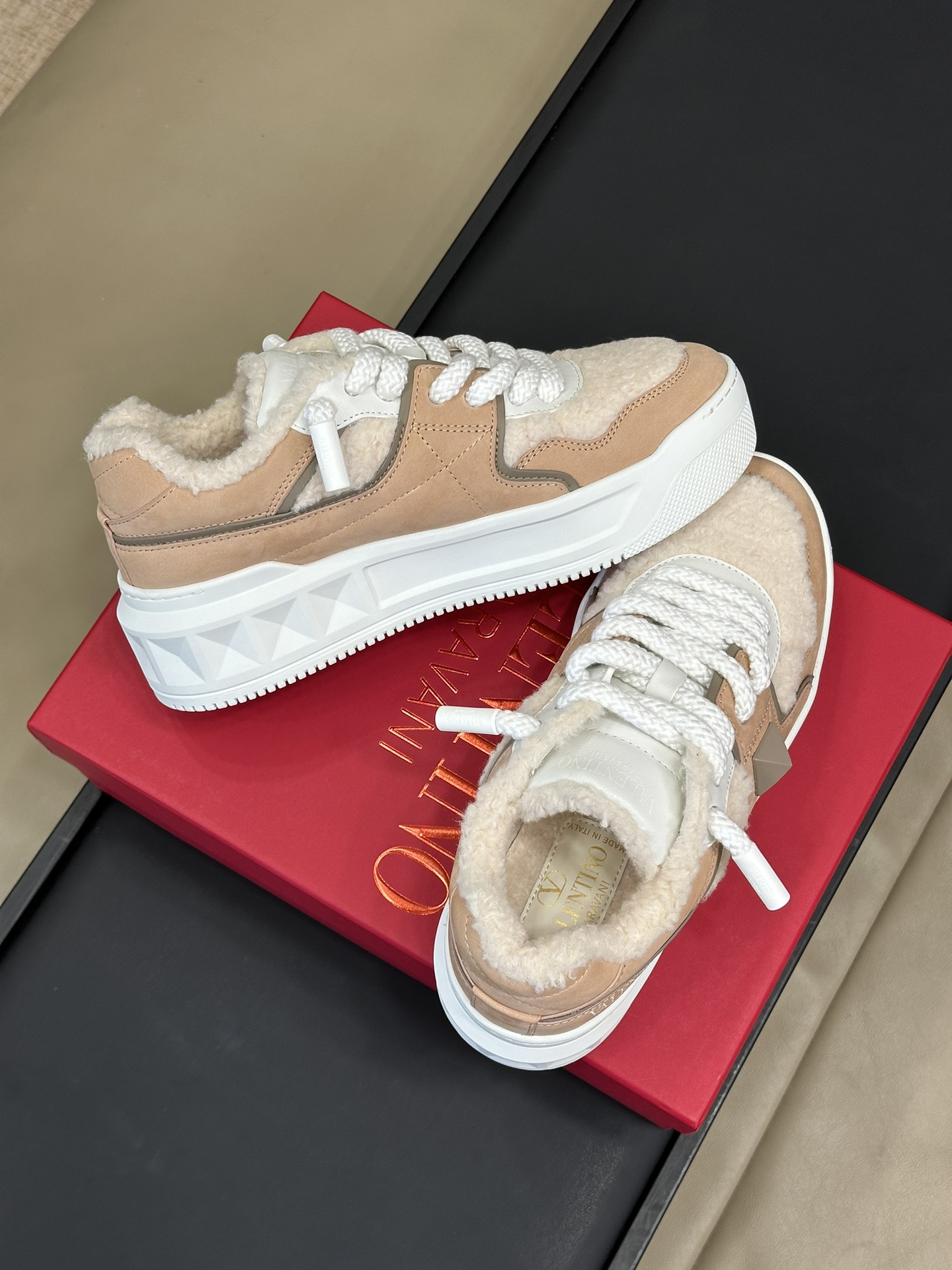 Va1e*ntin0 sneakers