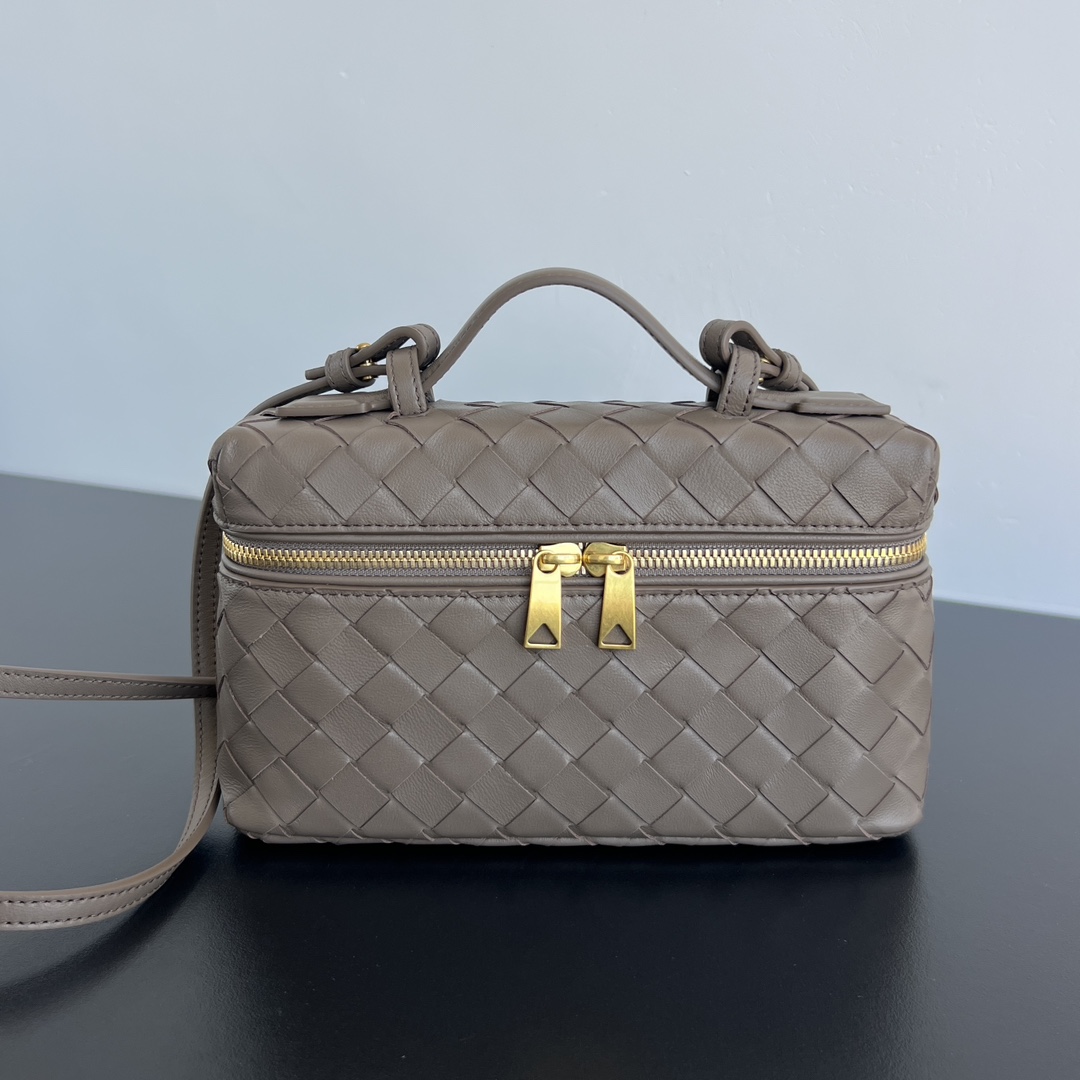 b0tt*ga Ven*ta vanity case bag-22x12.5x5cm