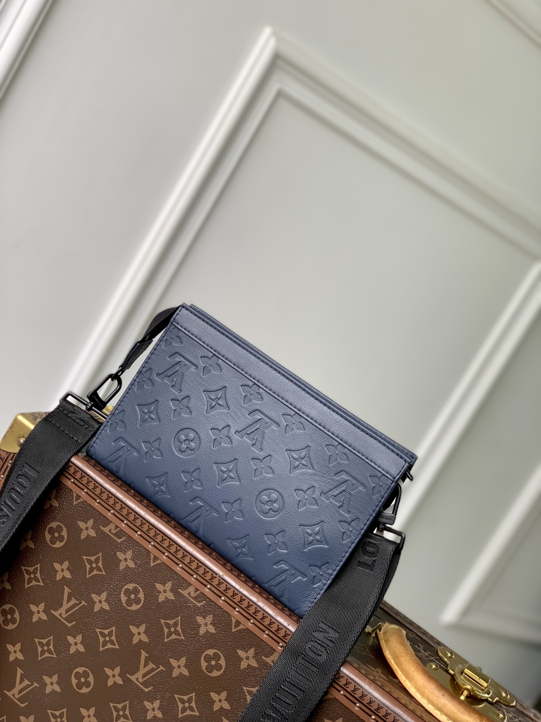 l0vis Vvtt0n m81115 gaston wearable wallet -22*14.5*4.5m