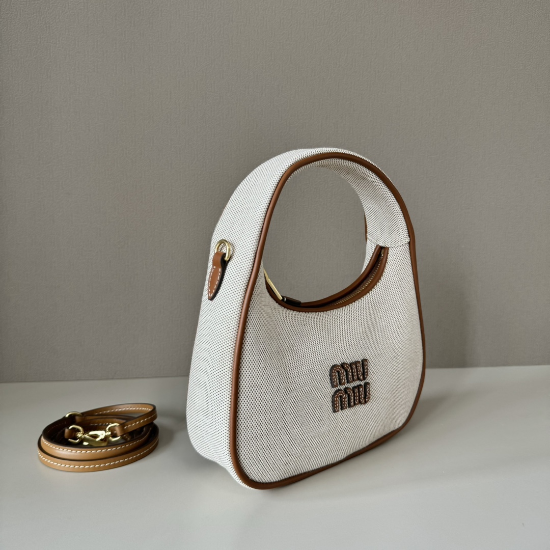 m1um1u M1vwaner bag--23 x 13 x 7cm