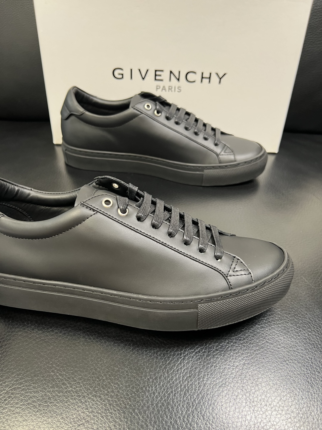 Gienvchy Sneakers