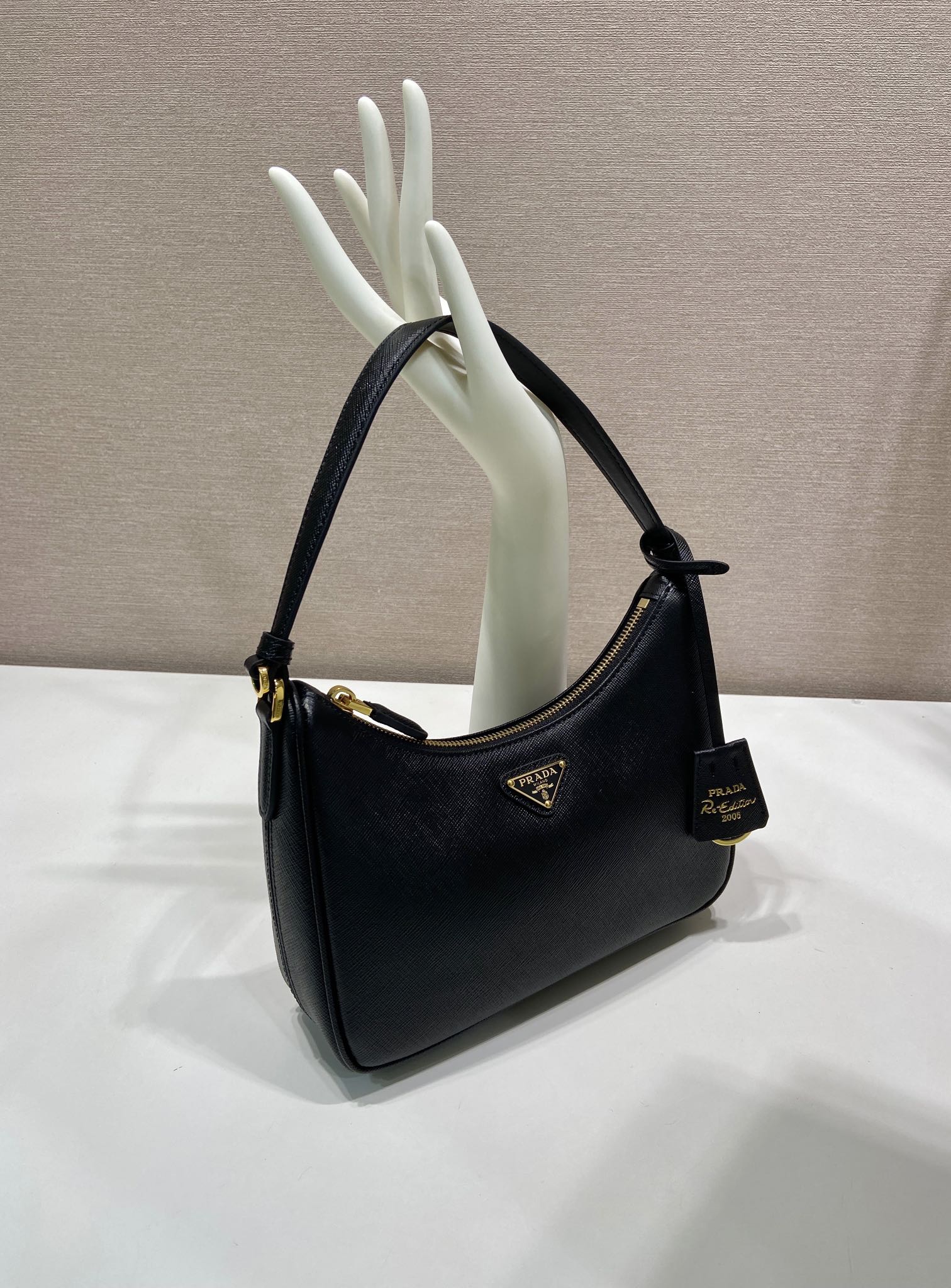 Pra*a Re-Edition Hobo Saffiano Leather Bag-22*18*6CM