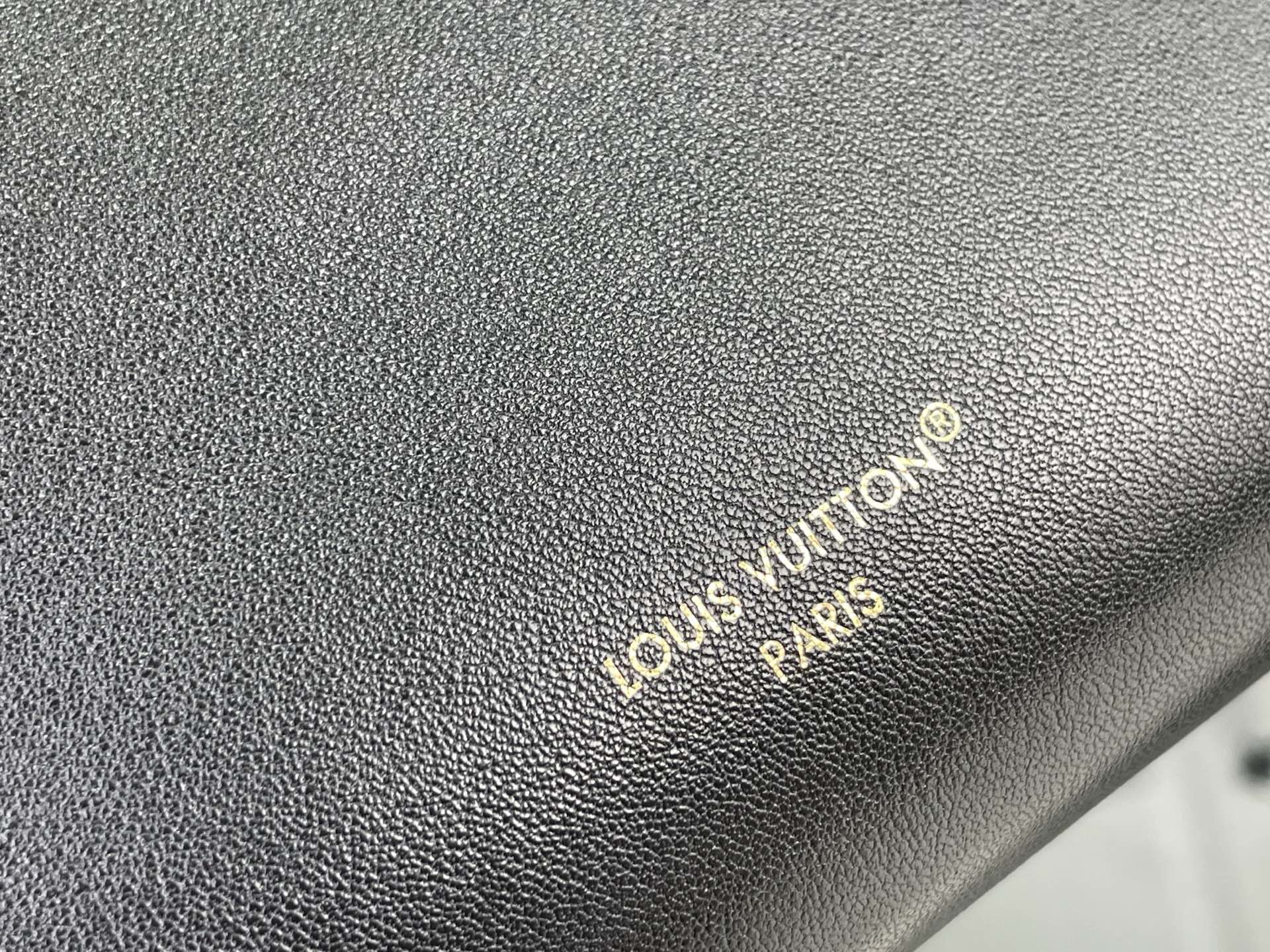 L0vis Vvtt0n Slim Trunk--M28362-23 x 12 x 4CM