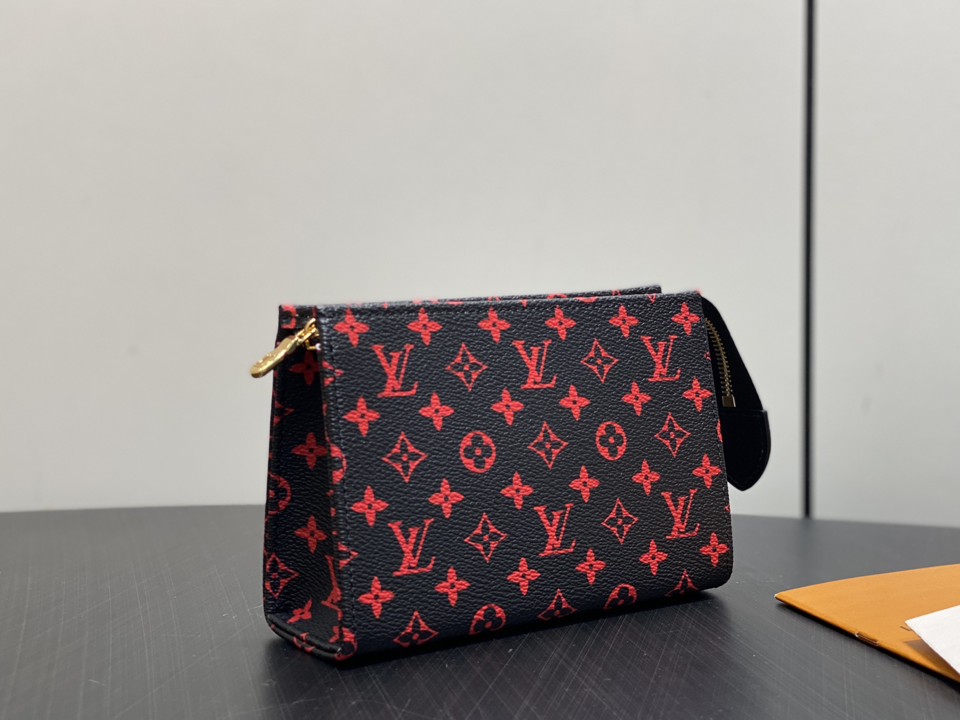 L0vis Vvtt0n Toiletry Pouch -15*10*4.5CM